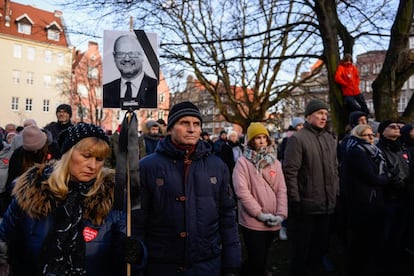 Una mujer porta un retrato del anterior alcalde de Gdansk, Pawel Adamowicz, asesinado durante un evento benéfico, en la celebración de su funeral el pasado 19 de enero.