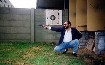 Imad Barakat, <b></b><i>Abu Dahdah,</i> presunto dirigente de Al Qaeda, practica con un revólver en una galería de tiro.