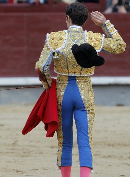José Tomás arroja la montera el jueves, en su corrida de Las Ventas.