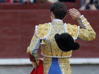 José Tomás arroja la montera el jueves, en su corrida de Las Ventas.