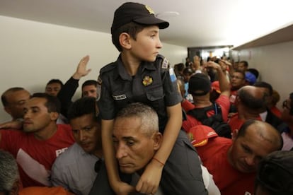 Protestas de bomberos y polic&iacute;as en Brasilia