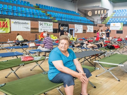 Carmelita, sentada en las camas del Polideportivo Municipal de Navalmoral de la Mata.