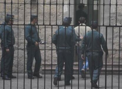 Uno de los monitores detenidos, ayer, en el momento de ser trasladado por la Guardia Civil al juzgado de Alicante.
