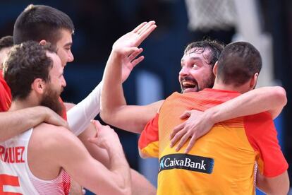 Los jugadores espa&ntilde;oles celebran el triunfo.