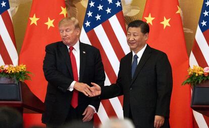 El presidente de Estados Unidos, Donald Trump, estrecha la mano de su homólogo chino, Xi Jinping, tras su reunión en Beijing en noviembre de 2017.