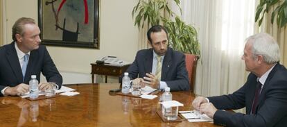 De izquierda a derecha: Alberto Fabra, José Ramón Bauzá y Ramón Luis Valcárcel durante la reunión mantenida hoy en Palma de Mallorca.