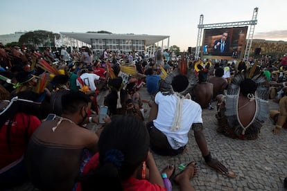 Indígenas acampados em Brasília assistem à sessão do Supremo na quarta-feira da semana passada, quando a discussão foi adiada para esta semana.