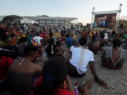 Indígenas acampados em Brasília assistem à sessão do Supremo na quarta-feira da semana passada, quando a discussão foi adiada para esta semana.