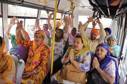 Un grupo de devotos sij realizan cánticos religiosos al partir a su peregrinación hacia Pakistán en Amritsar (India). Los peregrinos viajan a Pakistán para visitar varios templos sij en el país vecino con motivo de la celebración del Festival Visakhi, día que conmemora el comienzo del Año Nuevo sij.