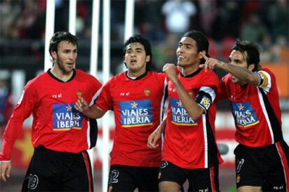 Arango celebra su gol frente al Getafe junto a sus compañerosCasadesús Pisculichi y Campano.