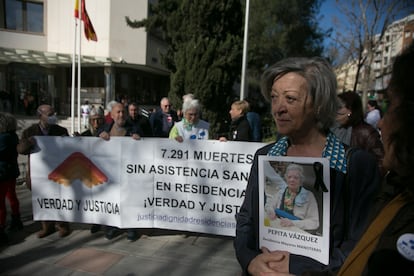 Concentración de Mareas de Residencias frente a los juzgados de la plaza de Castilla, en Madrid este jueves.