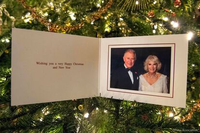 "Os deseamos una feliz Navidad y un feliz Año Nuevo" es el mensaje de la tarjeta navideña de Carlos de Inglaterra y Camilla Parker Bowles junto a una imagen del matrimonio para felicitar las fiestas de 2017. La fotografía fue tomada por Hugo Burnand en Highgrove en julio durante el 70 cumpleaños de la duquesa de Cornualles.