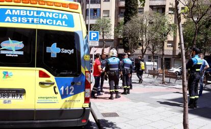 Dotación de emergencias, junto al lugar en el que un hombre apuñaló a su expareja.