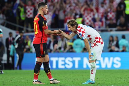 Eden Hazard, eliminado con Bélgica del Mundial, saluda con cariño a Luka Modric, clasificado para octavos de final con Croacia.  