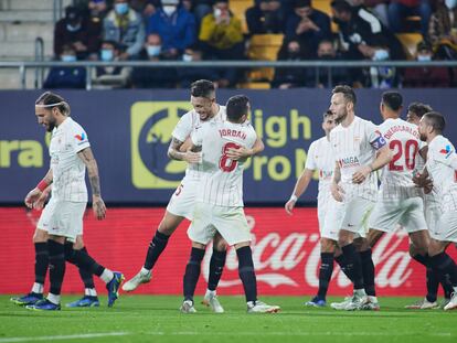 Los jugadores del Sevilla celebran el gol de Ocampos ante el Cádiz.