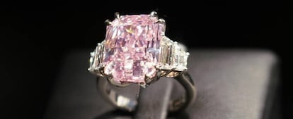 Anillo con un diamante de tres quilates subastado por la casa Sotheby's.