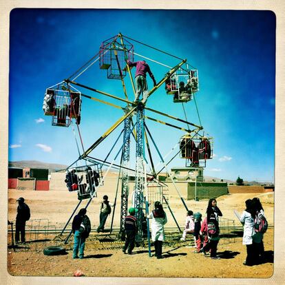 El ocio en las comunidades más alejadas sigue siendo tradicional. Atracciones de feria y folclore se dan cita permanentemente en los pueblos, que encuentran un respiro en estas celebraciones. 