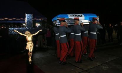 Los féretros de los militares fueron recibidos con honores por las fuerzas aéreas.