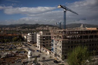 Construcción de nuevas viviendas en Molins de Rei, municipio que crece por la marcha de muchos vecinos de Barcelona.