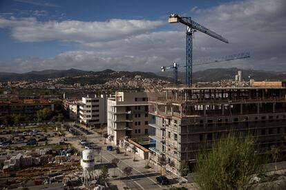 Construcción de nuevas viviendas en Molins de Rei, municipio que crece por la marcha de muchos vecinos de Barcelona. 