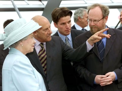 La reina Isabel II junto al arquitecto Norman Foster (a su derecha), en Berlín, en 2000.