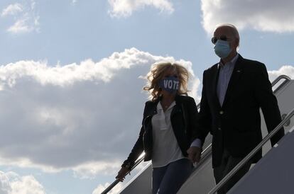 El candidato presidencial demócrata de EE UU, Joe Biden, y su esposa, Jill Biden, en el aeropuerto internacional de Nashville.