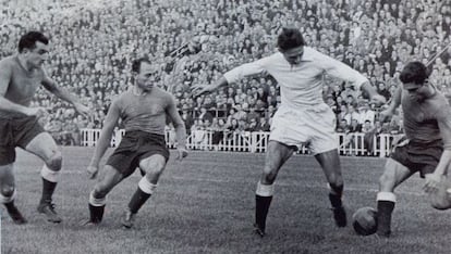 Wilkes intenta llevarse la pelota ante Muñoz, Navarro y Becerril, en el Valencia-Real Madrid de diciembre de 1953.