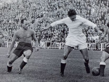 Wilkes intenta llevarse la pelota ante Muñoz, Navarro y Becerril, en el Valencia-Real Madrid de diciembre de 1953.