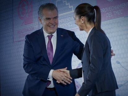 Francisco Cervantes Díaz, presidente del Consejo Coordinador Empresarial, saluda a Claudia Sheinbaum en la Reunión Anual del CCE, este miércoles en Ciudad de México.