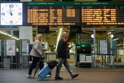 Dos personas en la estacin Joaqun Sorolla cuando el temporal de lluvias oblig a suspender las conexiones de Alta Velocidad entre Valencia y Madrid y afect a la circulacin de cuatro lneas de Cercanas y al Euromed.