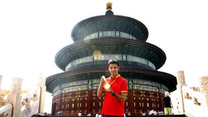 López posa con su medalla de oro junto al templo del Cielo de la capital china