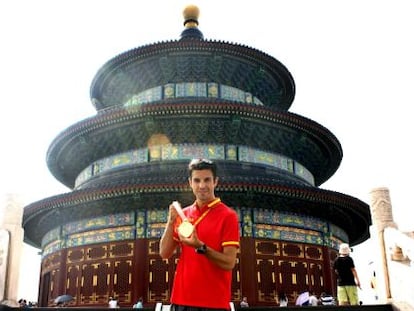 López posa con su medalla de oro junto al templo del Cielo de la capital china