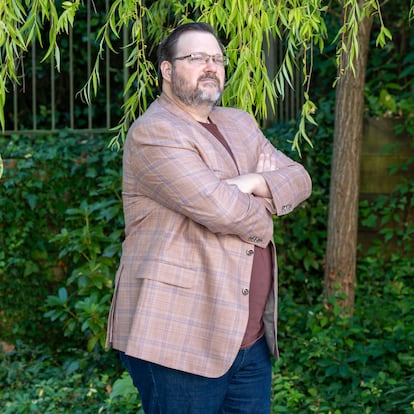El escritor estadounidense Brandon Sanderson posa en Avilés durante su visita al festival Celsius 232.