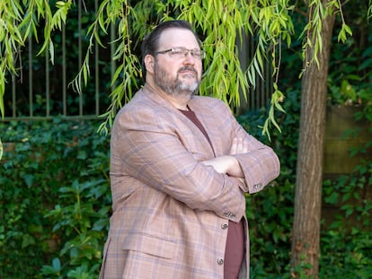 El escritor estadounidense Brandon Sanderson posa en Avilés durante su visita al festival Celsius 232.