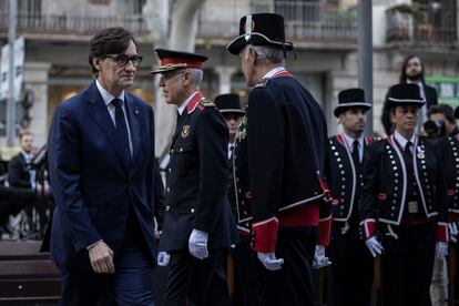 El presidente de la Generalitat, Salvador Illa, acompañado por los miembros de su gobierno, durante la tradicional ofrenda floral en el monumento a Rafael Casanova con motivo de la Diada Nacional de Cataluña.