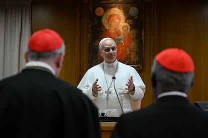 El papa León XIV se dirige a los cardenales este sábado en el Vaticano.