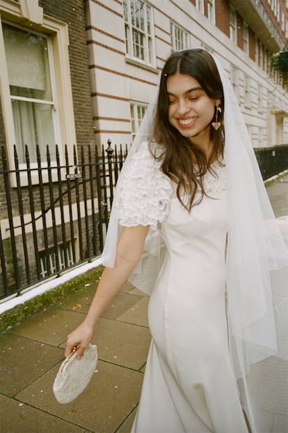 Las nuevas novias combinan elementos clásicos como el velo con vestidos más relejados y modernos e incluso complementos como el bolso.