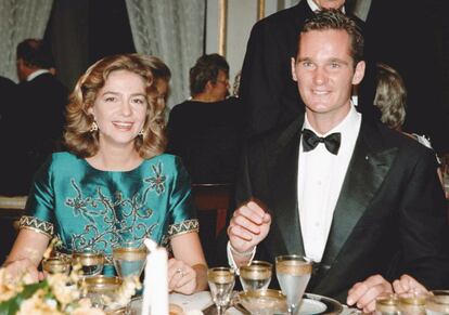 Cristina y su futuro marido posan sonrientes para una fotografía durante la cena de gala previa a su boda, celebrada en el palacete Albéniz de Barcelona el 3 de octubre de 1997.