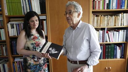 Santos Juliá, junto a la historiadora Pilar Mera, con dos volúmenes de su edición de las obras completas de Azaña, en 2018.