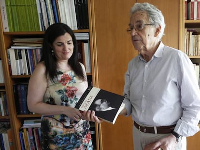 Santos Juliá, junto a la historiadora Pilar Mera, con dos volúmenes de su edición de las obras completas de Azaña, en 2018.