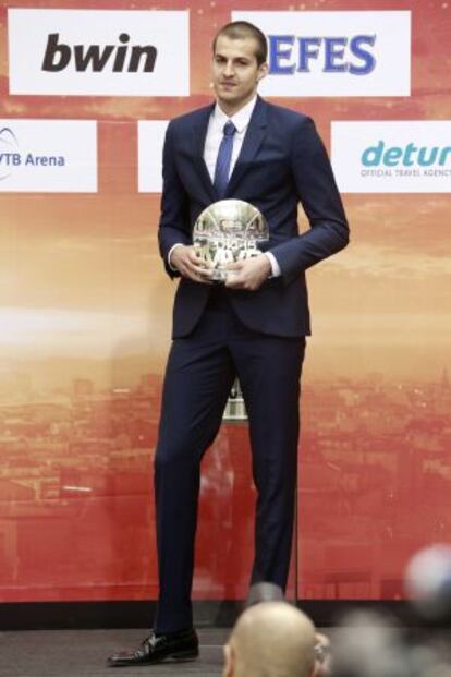 El ala-pívot serbio del Fenerbahce Ulker Estambul Nemanja Bjelica recibe el premio al mejor jugador de la Euroliga (MVP)