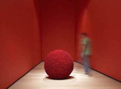 &#39;<i>The Rose Table of Perfect,</i> 3.333&#39;, rosas naturales sobre una esfera de poliespán, de James Lee Byars.