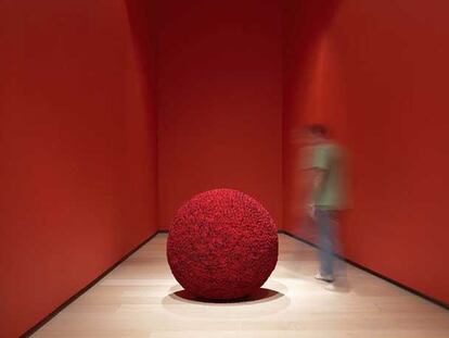 '<i>The Rose Table of Perfect,</i> 3.333', rosas naturales sobre una esfera de poliespán, de James Lee Byars.