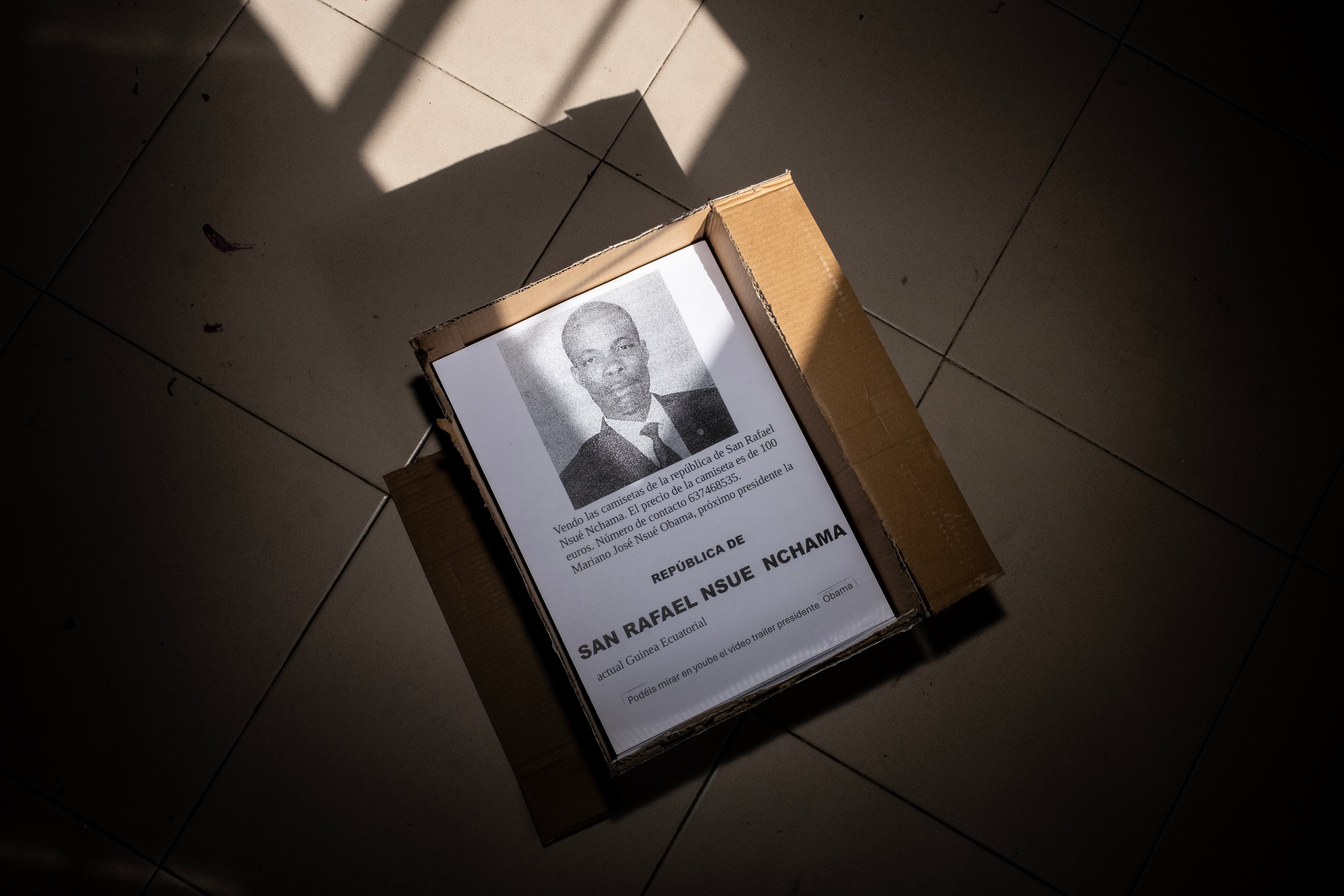 
Los carteles que Mariano José Nsué Obama pega en la calle, en una caja de su casa de Villaverde. 