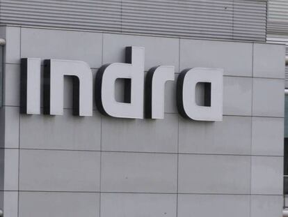 Logo de Indra en la sede de la compañía en Madrid