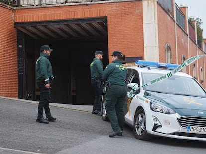 Agentes de la Guardia Civil de Castro Urdiales, en el lugar donde ha aparecido la mujer asesinada.