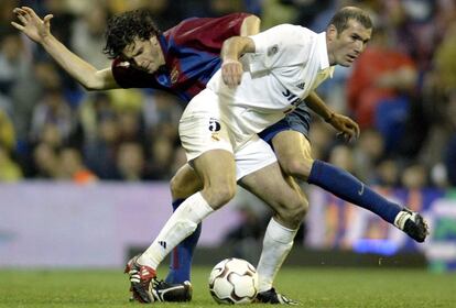 Motta y Zidane durante una jugada durante el partido de liga entre el Real Madrid (1) y el F. C. Barcelona (1).19-04-2003