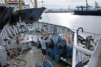 Un marinero cuelga su ropa en la cubierta del buque.