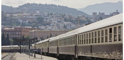 El tren de lujo Al Andalus a su llegada a Granada, con la Alhambra y Sierra Nevada al fondo.