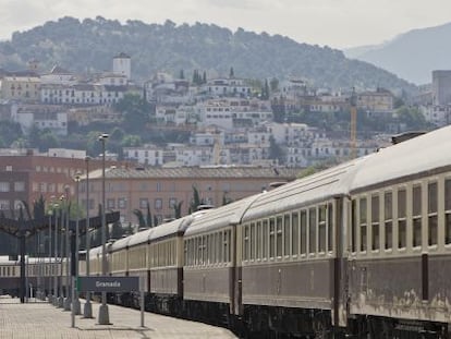 El tren de lujo Al Andalus a su llegada a Granada, con la Alhambra y Sierra Nevada al fondo.